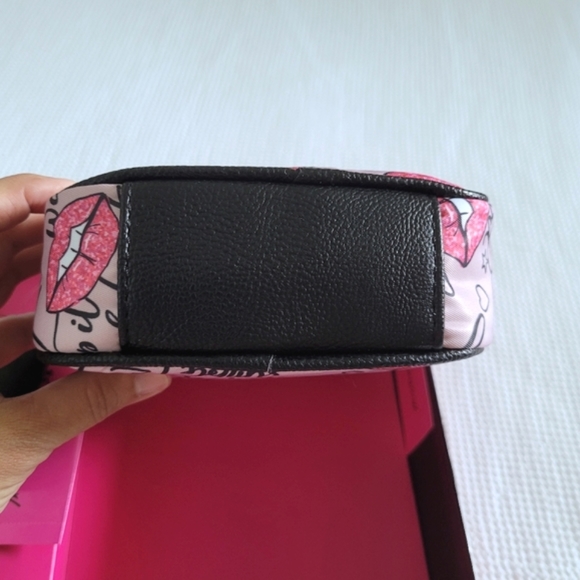 ✨️HP✨ Betsey Johnson Lips💋 Crossbody Bag with Ear👂Bud Case Gift🎁 Set - Picture 7 of 16